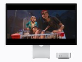 Resimde, Studio ekranın yanında yeni M6 Mac mini görülüyor. Bir tür film oynatılıyor. 