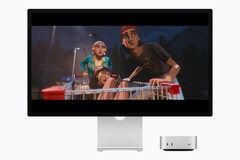 Resimde, Studio ekranın yanında yeni M6 Mac mini görülüyor. Bir tür film oynatılıyor.