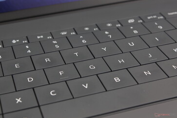 Anahtar hareketi ve geri bildirim, ofis veya multimedya amaçları için istediğimizden daha sığ ve yumuşaktır