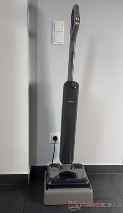 Eureka FloorShine 830, şarj ve kendi kendini temizleme istasyonunda.