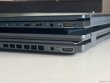 Zenbook Duo OLED (altta) vs. Zenbook 14 OLED (üstte)