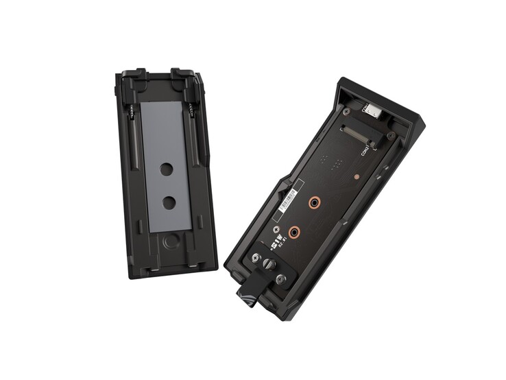 Asus ROG Strix Aiolos, dahili termal pedi ve M.2 konektörünü gösteriyor