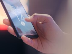 Bir el, bir akıllı telefonu tutuyor ve kilit ekranındaki parmak izi sensörünü kullanarak kilidi açıyor.