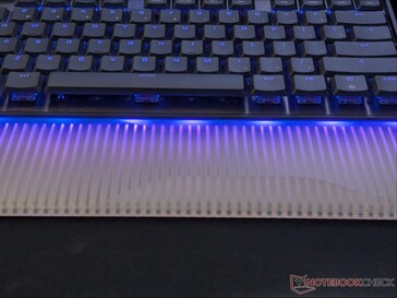 Buzlu silikon mousepad'den süzülen RGB ışıkları.