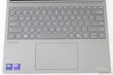 Klavyenin sağ üst köşesine yakın özel ekran genişletici ve widget tuşları