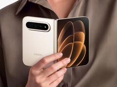 Kırmızı rengin yanı sıra, Xiaomi 18 Fold siyah ve sıcak beyaz renk seçenekleriyle de satışa sunulacak.