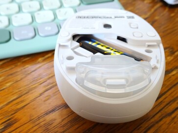 Koku şişesinin arkaya bakan bir havalandırma deliği vardır. (Resim kaynağı: Notebookcheck)