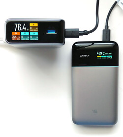 Cuktech 10 Ultra, Cuktech 15 Air güç bankasını hızlı şarj ediyor.