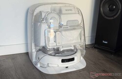 Robot süpürge istasyonunda bekliyor.
