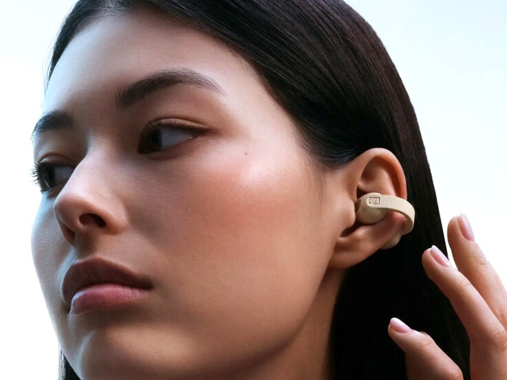 Sennheiser Accentum Clip, spor yaparken bile kulakta kalacak şekilde tasarlanmış olup, kullanıcıların güvenlik amacıyla çevrelerindeki sesleri duyabilmelerini sağlar.