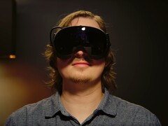 Steam Frame VR başlığını takmış bir oyuncu