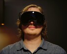 Steam Frame VR başlığını takmış bir oyuncu
