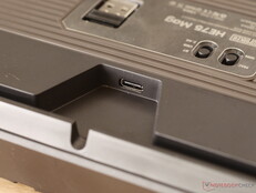 Kablo kanalı, işletim sistemi ve bağlantı anahtarları ve dongle depolama. 