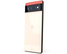 G logosu ve siyah kamera çubuğunu gösteren Google Pixel 6'nın arka görünümü