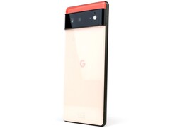 G logosu ve siyah kamera çubuğunu gösteren Google Pixel 6'nın arka görünümü