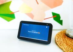 Fotoğraftaki Amazon Echo Show, yakında Apple'ın rekabetiyle karşı karşıya kalacak.