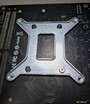 Kartlardan birinin arka yüzü, tam da dizüstü bilgisayarın Intel SoC’sinin bulunduğu yer