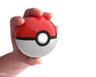 Resmi klasik kırmızı ve beyaz Poké Topu.