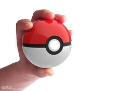 Resmi klasik kırmızı ve beyaz Poké Topu.