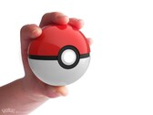 Resmi klasik kırmızı ve beyaz Poké Topu.