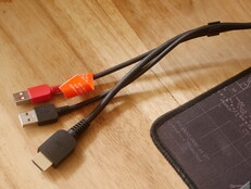 Huion Kamvas 16 Gen 3'ü 1 arada kablo, işleri düzenli tutmak için kablo taraklarına sahiptir