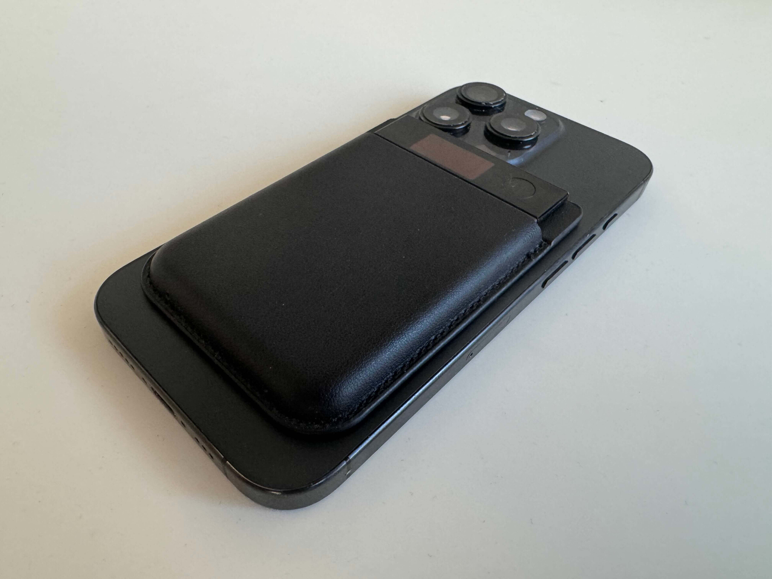 Plaud Note Pro, birlikte verilen manyetik kılıf kullanılarak iPhone'a takılabilir.