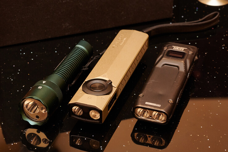 Acebeam'in K1'i benzer bir özellik seti sunarken Nitecore'un EDC23'ü de benzer bir form faktörü izliyor. (Resim kaynağı: Andreas Sebayang/Notebookcheck.com)