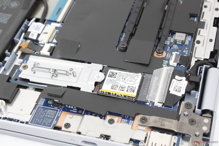 Sadece tek bir M.2 PCIe4 x4 NVMe SSD'yi 80 mm uzunluğa kadar destekler