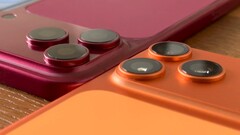 iPhone 18 Pro Max’ın plastik maketi, iPhone 17 Pro Max ve bunlara uygun kılıflarla yan yana karşılaştırılmış hali.