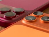 iPhone 18 Pro Max’ın plastik maketi, iPhone 17 Pro Max ve bunlara uygun kılıflarla yan yana karşılaştırılmış hali.