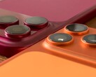 iPhone 18 Pro Max’ın plastik maketi, iPhone 17 Pro Max ve bunlara uygun kılıflarla yan yana karşılaştırılmış hali.
