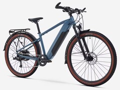 Yeni Decathlon Rockrider E-EXPL 100 LTD arazi tipi e-bisikletten bir görüntü.