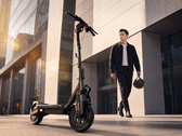 Yapay zekâ tarafından oluşturulmuş bir şehir manzarasında Ninebot Max G3 Pro