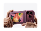 Magic E-Ink telefon kılıfı üç renkte sunuluyor. Görselde: aksesuar iPhone 18 Pro'ya takılırken.