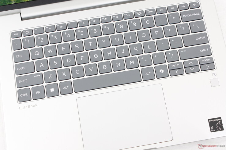 Klavye arka aydınlatması isteğe bağlıdır. Clickpad 11,7 x 8 cm ile form faktörüne göre oldukça büyüktür