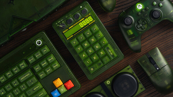 Retro 18 Mekanik Numpad, 8BitDo'nun Xbox temalı masaüstü aksesuarlarını tamamlıyor.