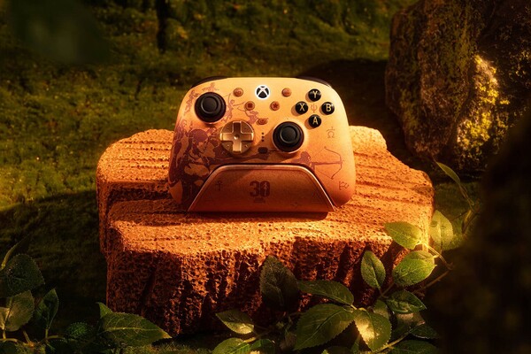 Xbox Tomb Raider 30. yıl dönümü sürümü için tasarlanan Ultimate 3 Tomb Raider Controller, Xbox konsollarına kablosuz olarak bağlanabilir.