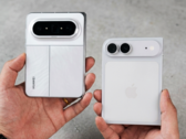 Huawei Pura X Max, bir iPhone Ultra/Fold mankeninin yanında.