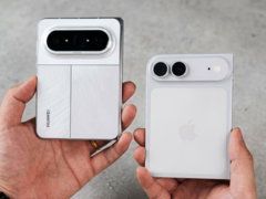 Huawei Pura X Max, bir iPhone Ultra/Fold mankeninin yanında.