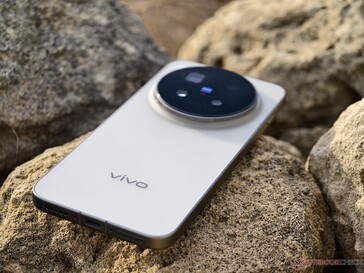 ...kameralı telefon olarak iyi bir figür çiziyor.