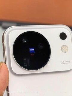 Yakında piyasaya çıkacak Vivo X500 modelindeki kamera modülünün yakın çekim fotoğrafı