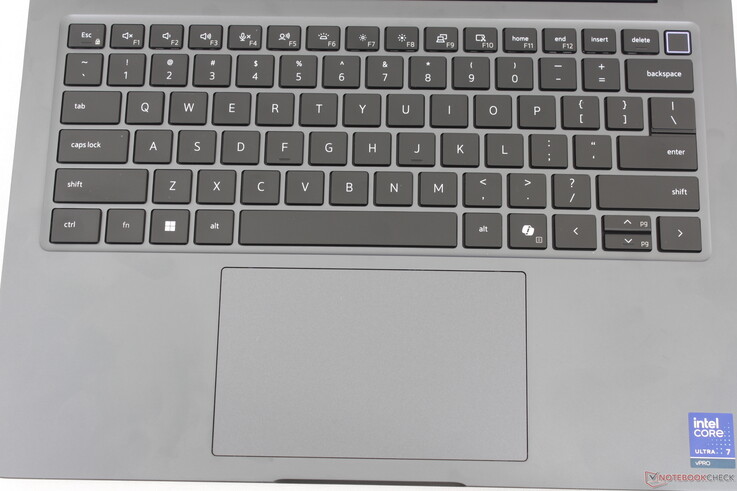 Daha pahalı olan Dell Pro 7 14 serisinde bulunanlarla aynı klavye ve tıklama paneli
