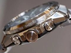 Casio G-Shock GST-W1000 serisi saatin yan görünümü; paslanmaz çelik kasası, düğmeleri, kurma kolu, entegre bileziği ve çerçeve çevresine kazınmış şehir isimleri görülmektedir.