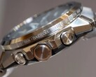 Casio G-Shock GST-W1000 serisi saatin yan görünümü; paslanmaz çelik kasası, düğmeleri, kurma kolu, entegre bileziği ve çerçeve çevresine kazınmış şehir isimleri görülmektedir.