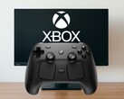 Xbox Game Pass logolu PC monitörünün önünde gösterilen Steam Controller
