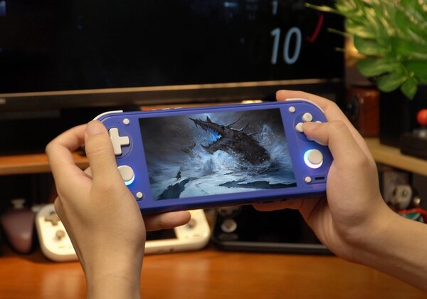 Anbernic RG 55G1, Nintendo Switch'e benzer bir tasarıma sahip, Android tabanlı bir el oyun konsoludur.