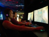 480 Hz'de oynamanın, 60 Hz'e kıyasla önemli bir avantaj sağladığı söyleniyor. Resimde monitörlerinin başında oturan oyuncular görülüyor.