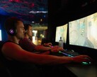 480 Hz'de oynamanın, 60 Hz'e kıyasla önemli bir avantaj sağladığı söyleniyor. Resimde monitörlerinin başında oturan oyuncular görülüyor.