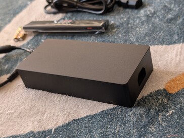 AC adaptörü küçük 4K projektöre göre oldukça hantal