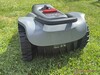Kompakt robotik çim biçme makinesinin arka kısmı